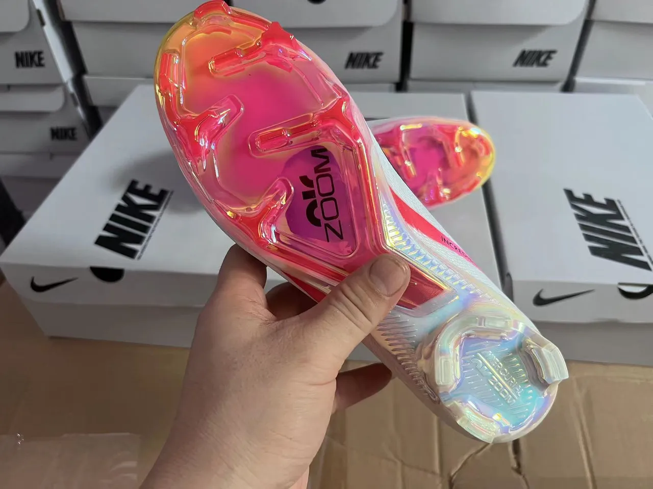Nike 白色粉色针织袜套脚面全息 Swoosh 钉地足球鞋 2