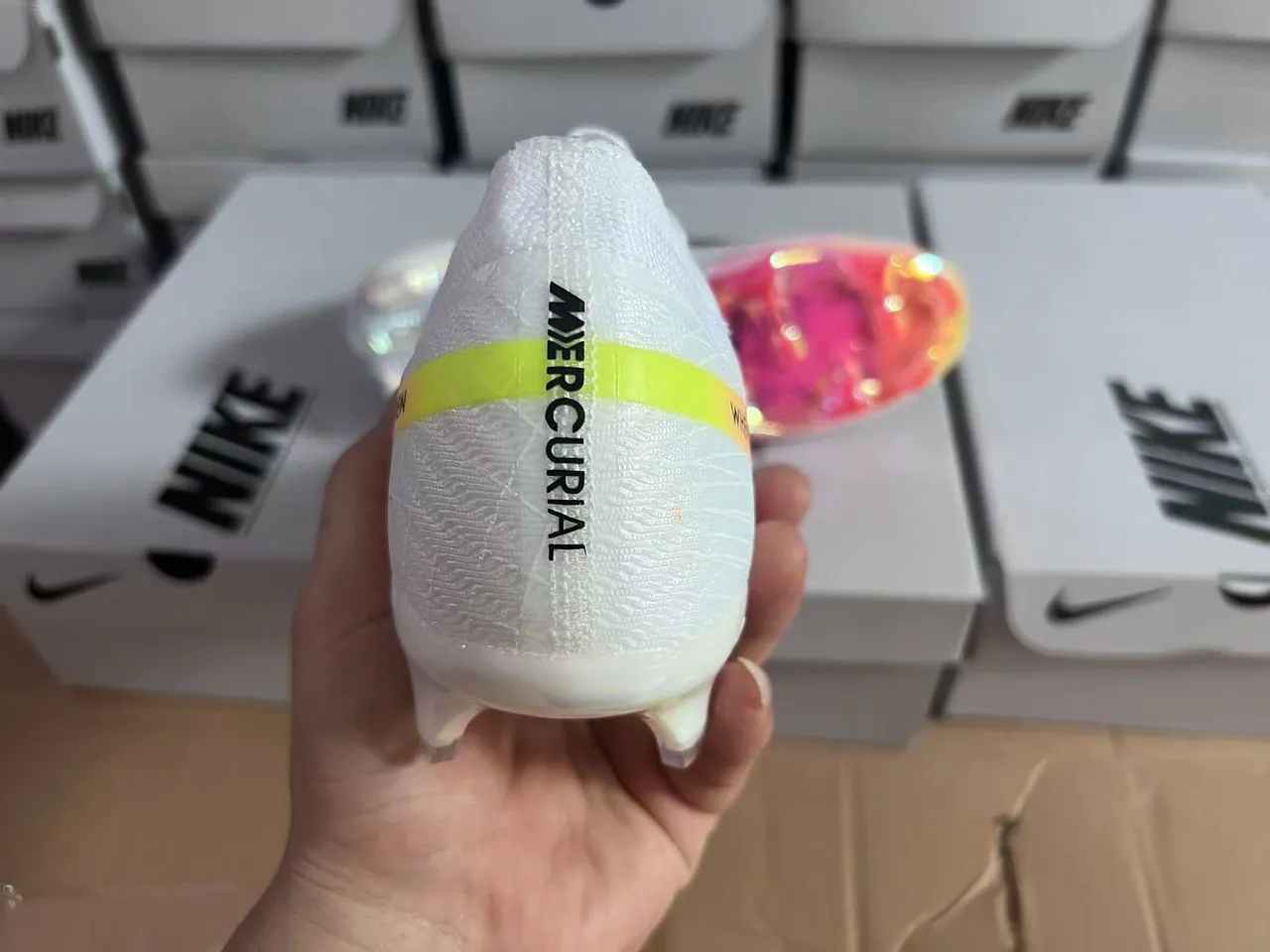 Nike 白色粉色针织袜套脚面全息 Swoosh 钉地足球鞋 3