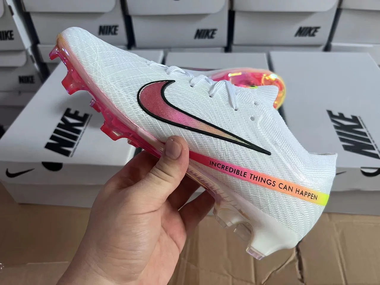Nike 白色粉色针织袜套脚面全息 Swoosh 钉地足球鞋 4