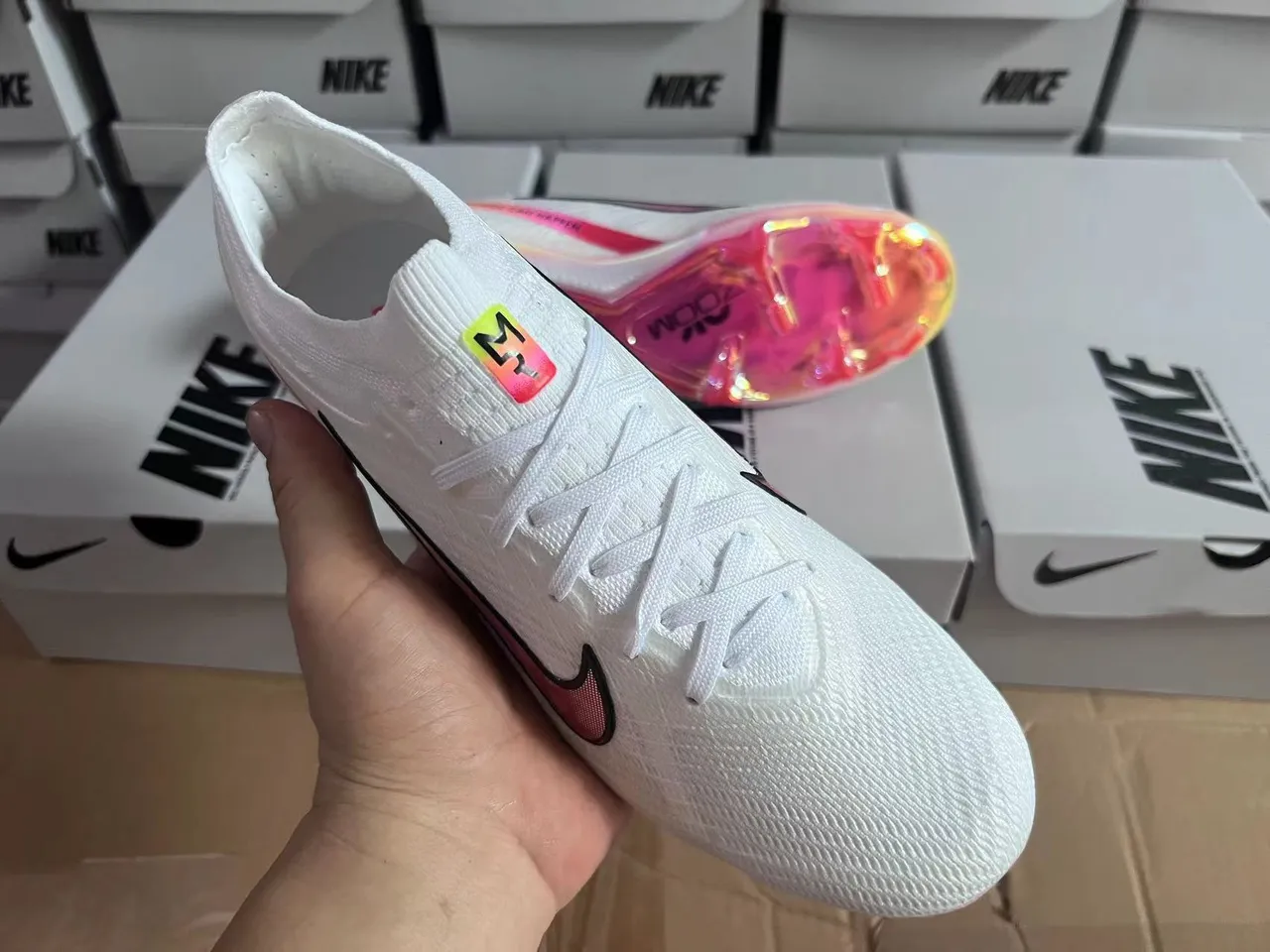 Nike 白色粉色针织袜套脚面全息 Swoosh 钉地足球鞋 5