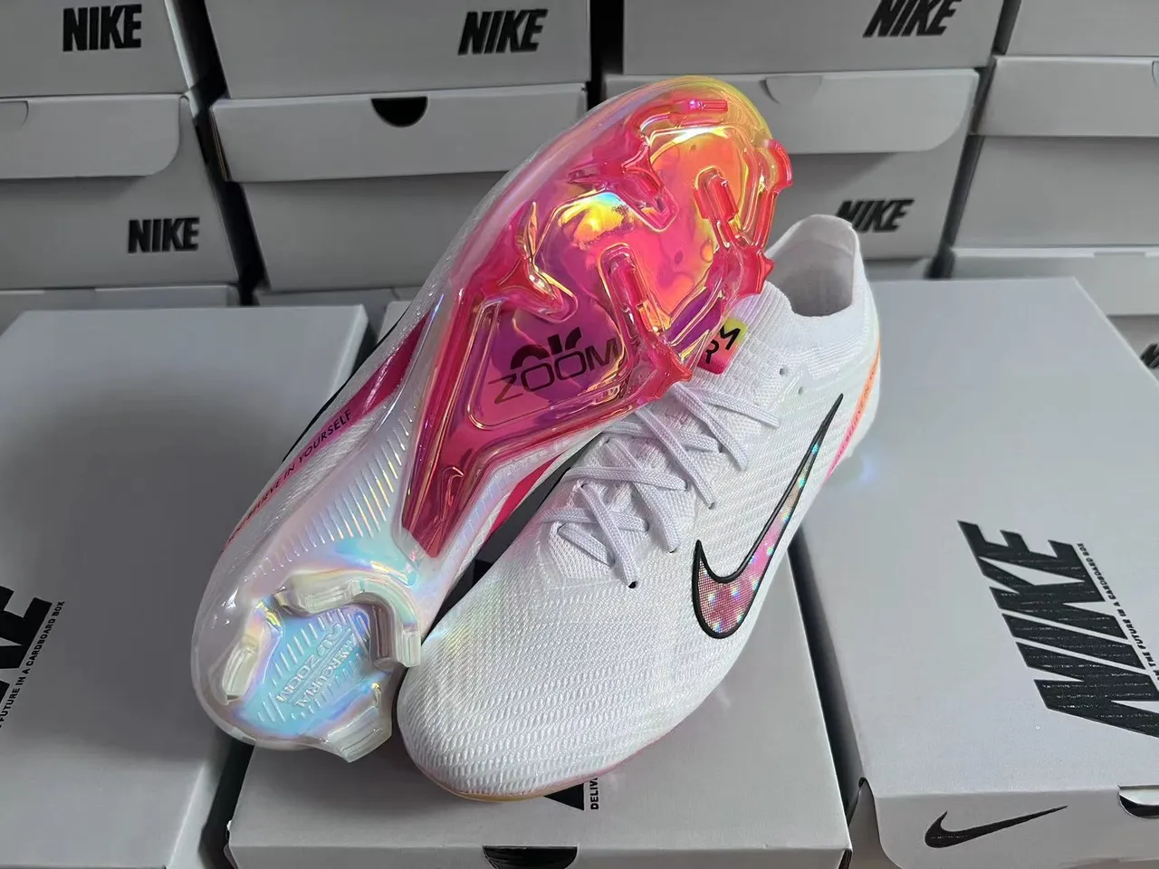 Nike 白色粉色针织袜套脚面全息 Swoosh 钉地足球鞋 6