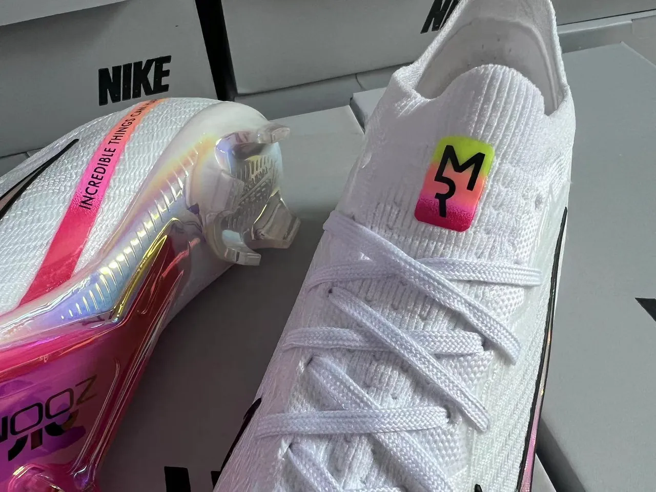 Nike 白色粉色针织袜套脚面全息 Swoosh 钉地足球鞋 7