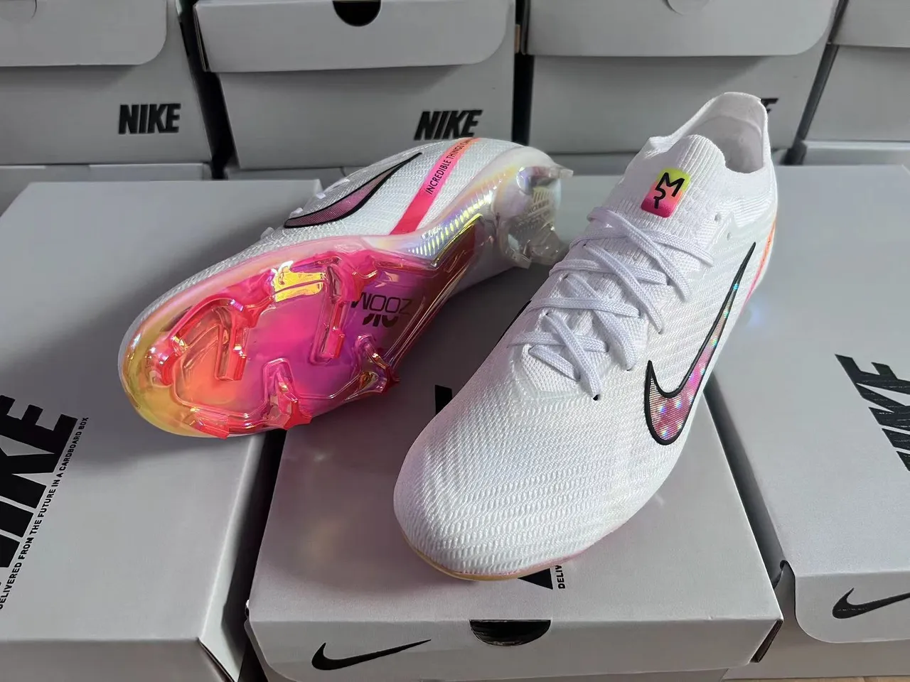 Nike 白色粉色针织袜套脚面全息 Swoosh 钉地足球鞋 8
