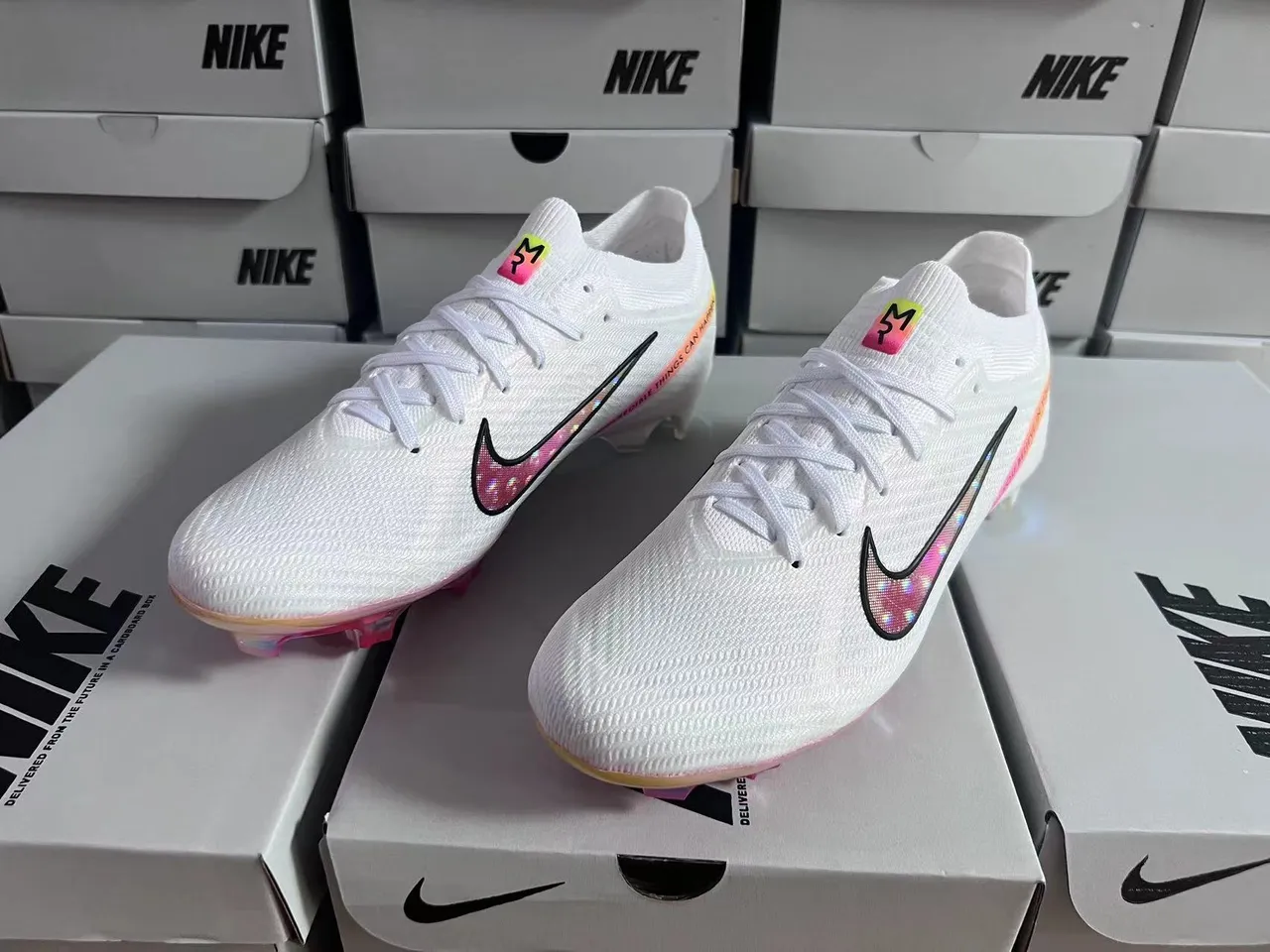 Nike 白色粉色针织袜套脚面全息 Swoosh 钉地足球鞋 9