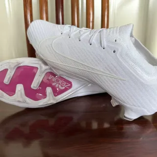Nike Chaussures de football blanc rose avec tige en maille, col bas, pour terrain ferme