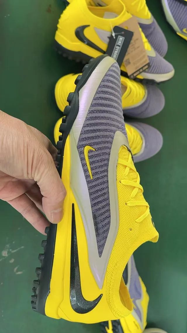 Nike zapatillas de fútbol turf con upper de knit amarillo y morado, solapa sintética con forma de ola 2