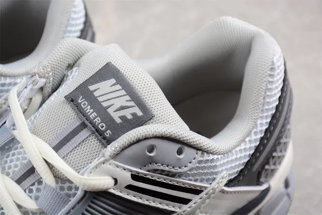 Nike Zoom Vomero 5 Cinza claro Cinza Escuro Tênis de Corrida 6