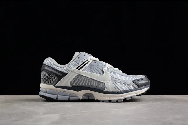 Nike Zoom Vomero 5 Cinza claro Cinza Escuro Tênis de Corrida 14