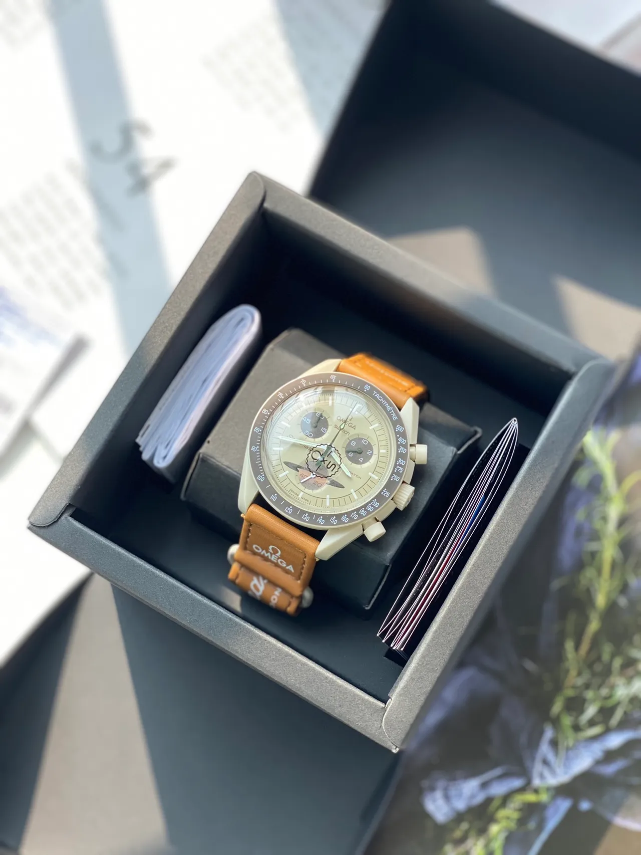 Omega Speedmaster Chronograph وجه بلون بيج حزام بلون تان ساعة ميكانيكية 8