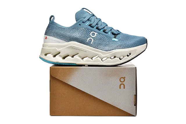 On Chaussures de running bleu beige avec tissage knit ingénierie supérieur et silhouette basse 2