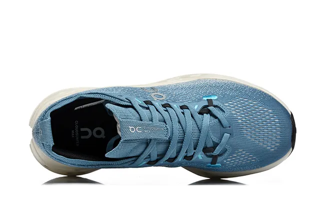 On Chaussures de running bleu beige avec tissage knit ingénierie supérieur et silhouette basse 3