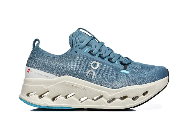 On Chaussures de running bleu beige avec tissage knit ingénierie supérieur et silhouette basse 4