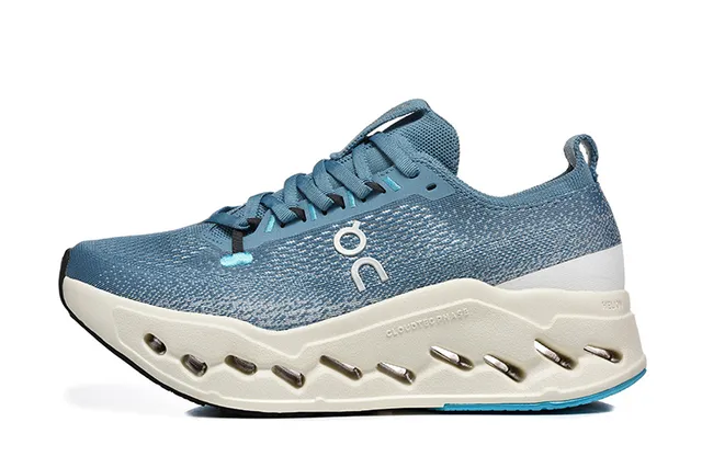 On Chaussures de running bleu beige avec tissage knit ingénierie supérieur et silhouette basse 5
