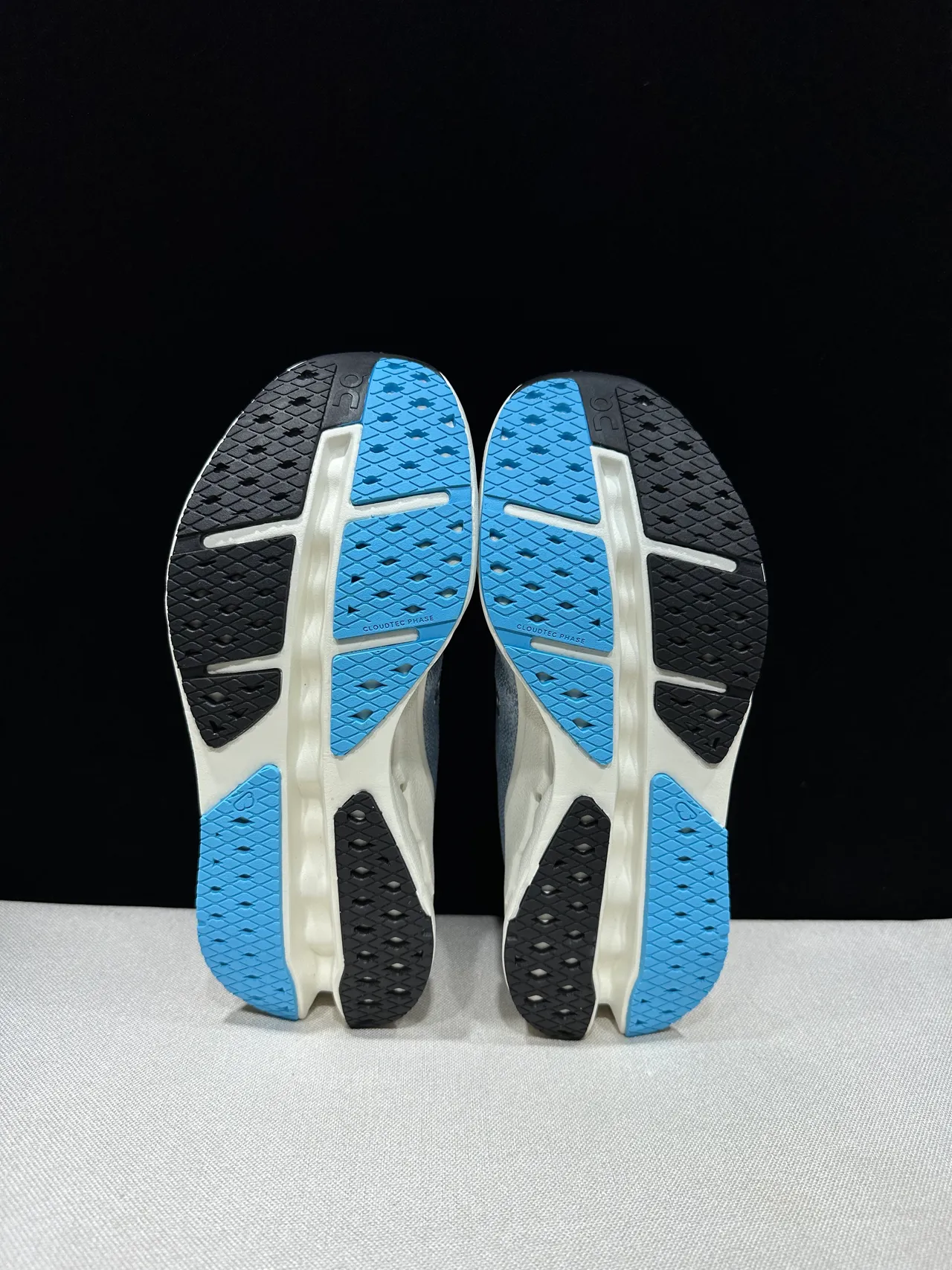 On Chaussures de running bleu beige avec tissage knit ingénierie supérieur et silhouette basse 6