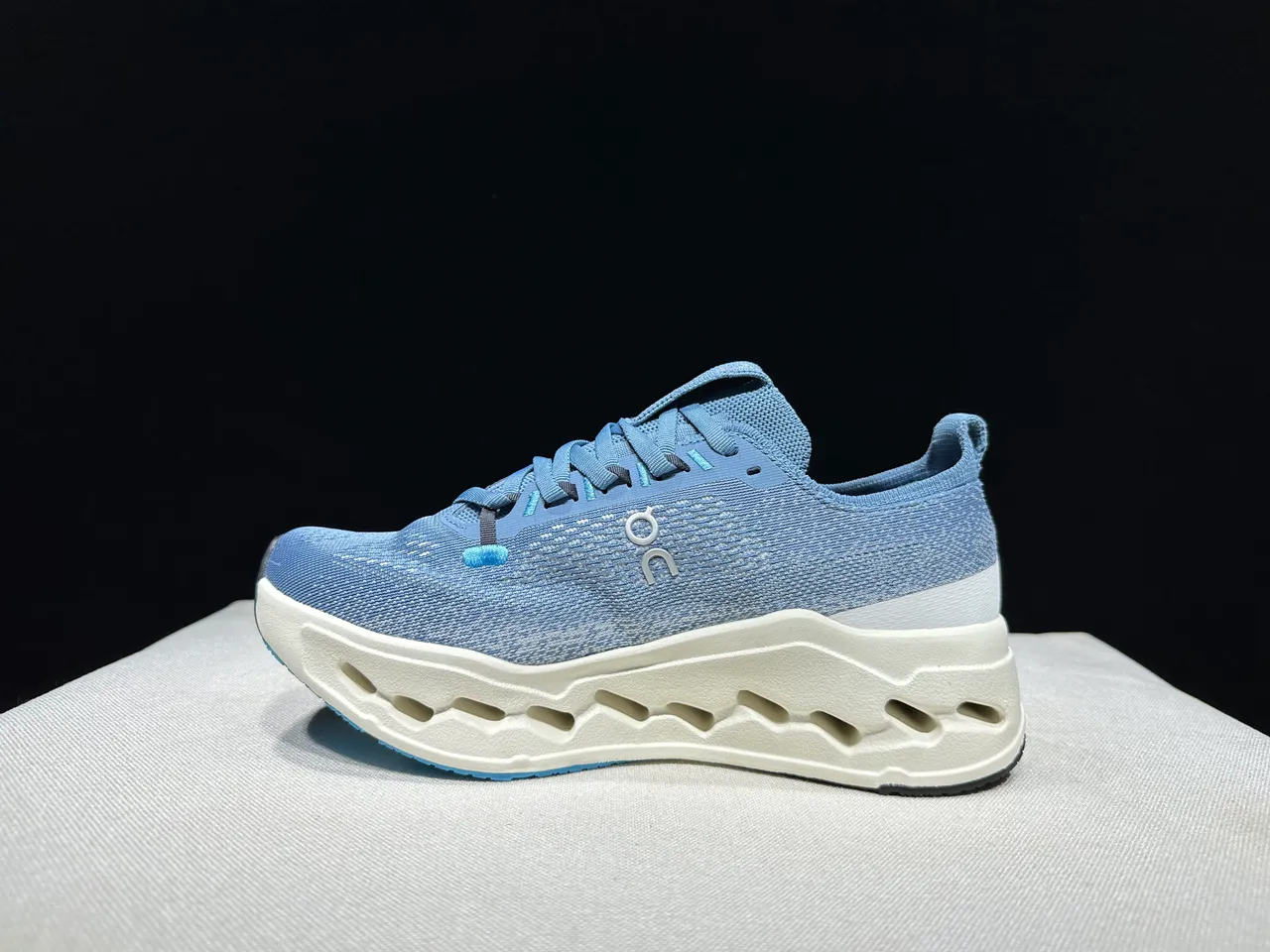 On Chaussures de running bleu beige avec tissage knit ingénierie supérieur et silhouette basse 7