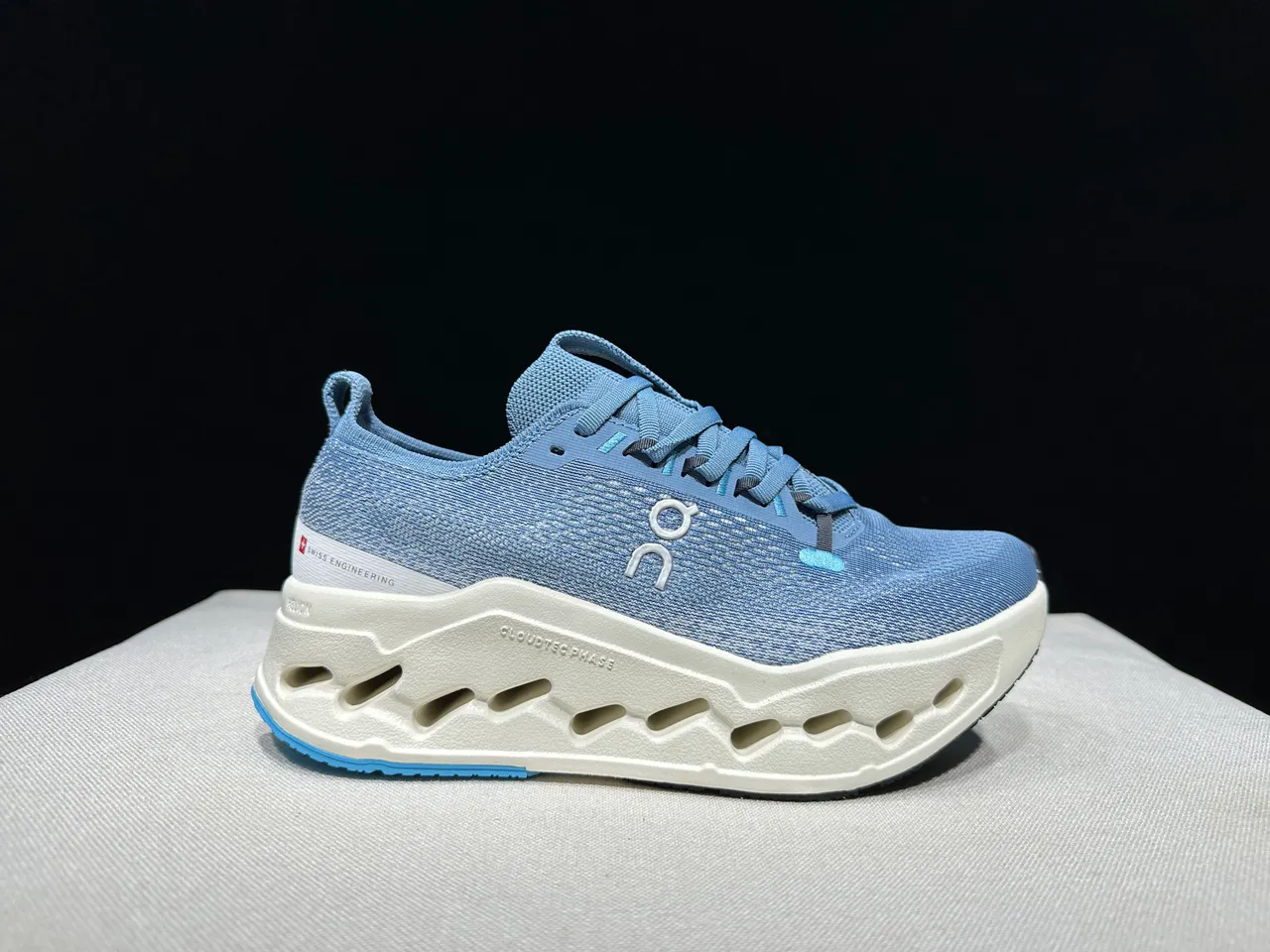 On Chaussures de running bleu beige avec tissage knit ingénierie supérieur et silhouette basse 8