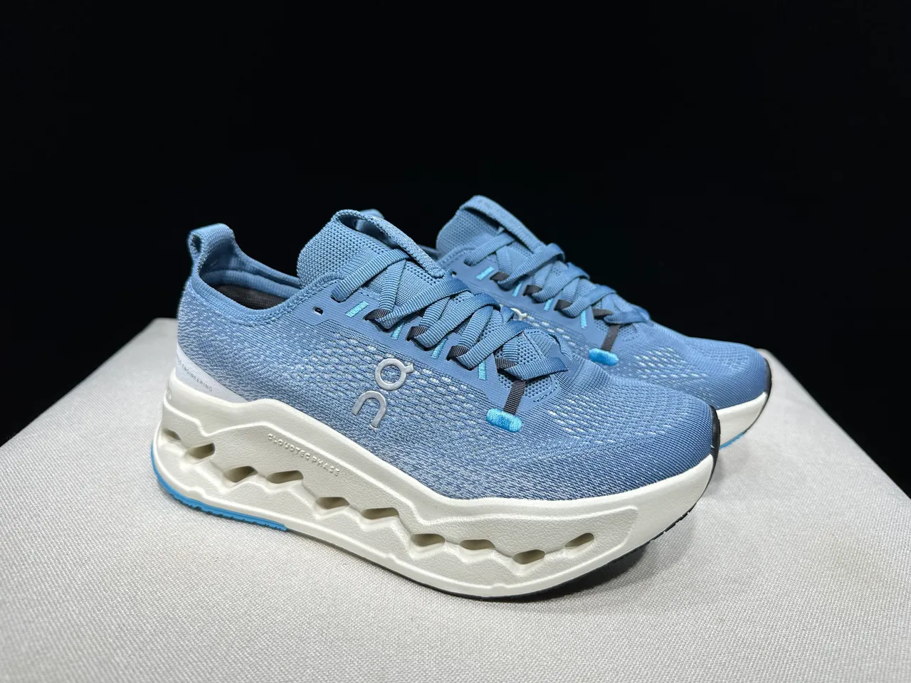 On Chaussures de running bleu beige avec tissage knit ingénierie supérieur et silhouette basse 9