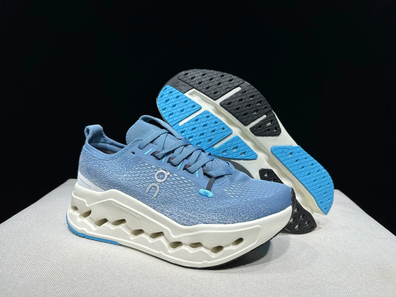 On Chaussures de running bleu beige avec tissage knit ingénierie supérieur et silhouette basse 10