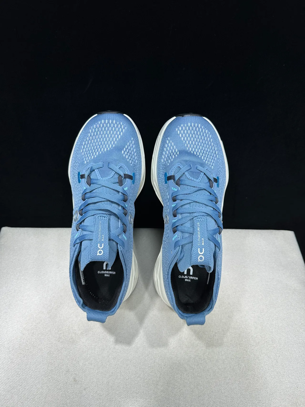 On Chaussures de running bleu beige avec tissage knit ingénierie supérieur et silhouette basse 11