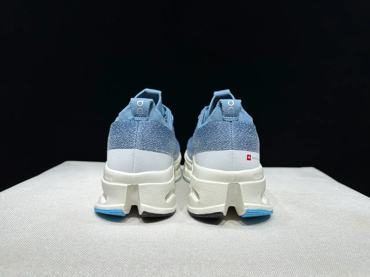 On Chaussures de running bleu beige avec tissage knit ingénierie supérieur et silhouette basse 12