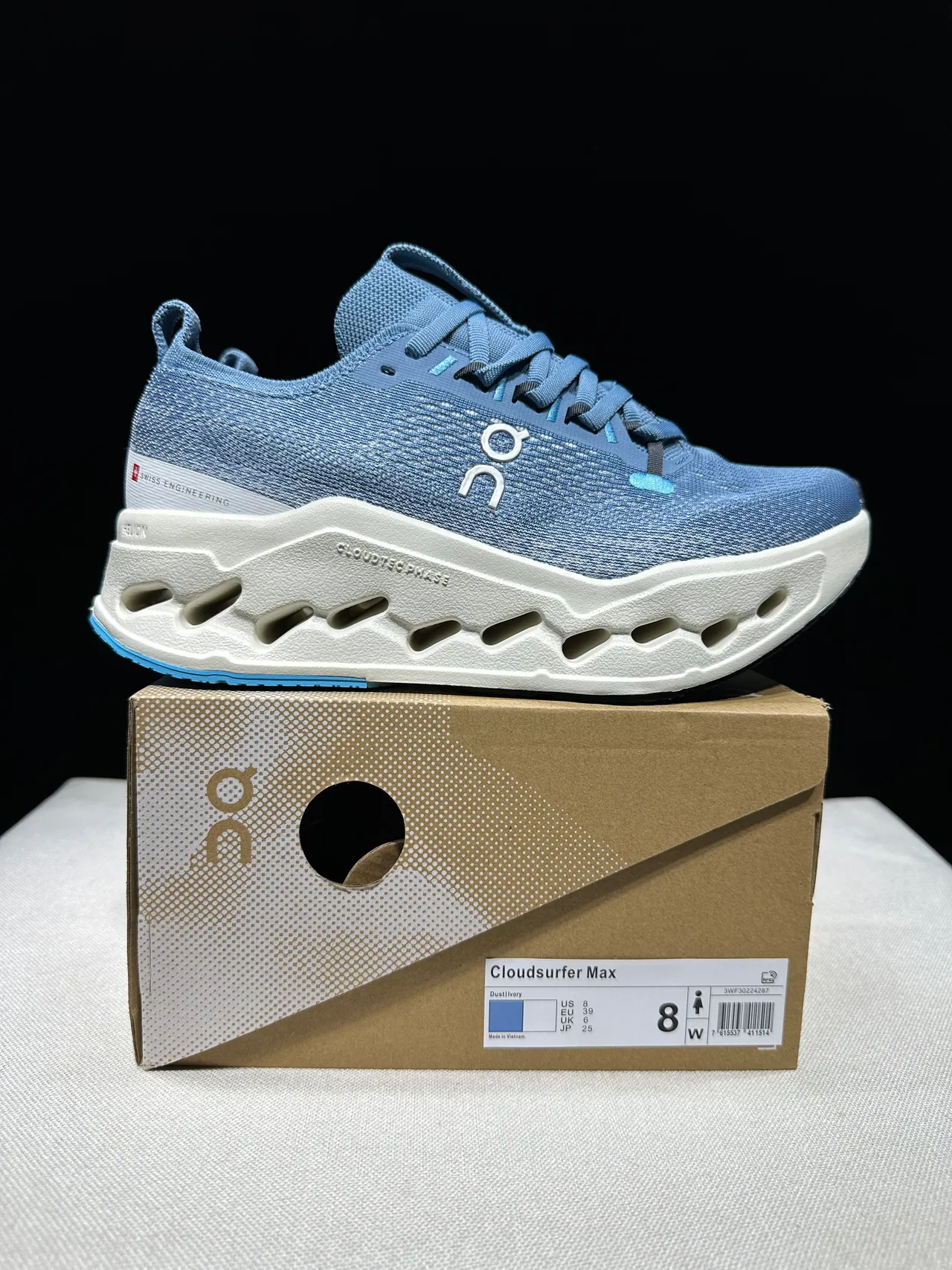 On Chaussures de running bleu beige avec tissage knit ingénierie supérieur et silhouette basse 14