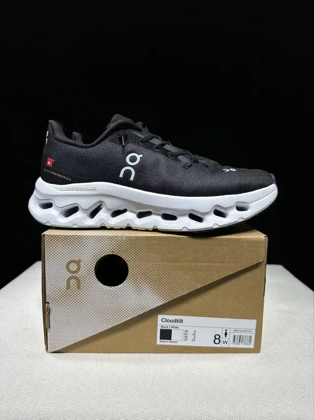 On Cloudmonster أحذية رياضية سوداء وبيضاء 6