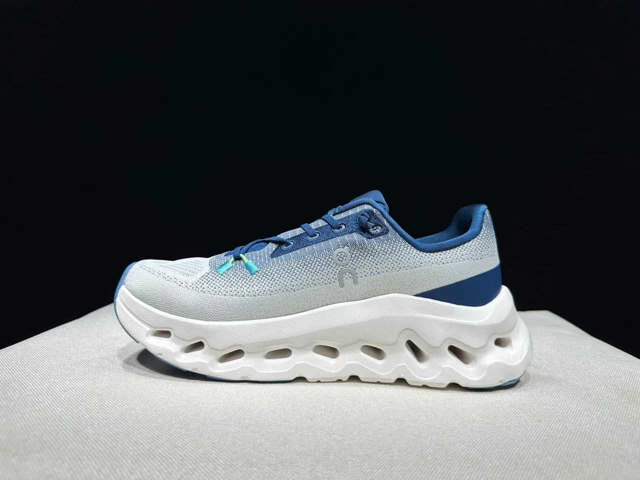 On 灰海军 工程针织鞋面 开放六边形 CloudTec Pods 跑鞋 7