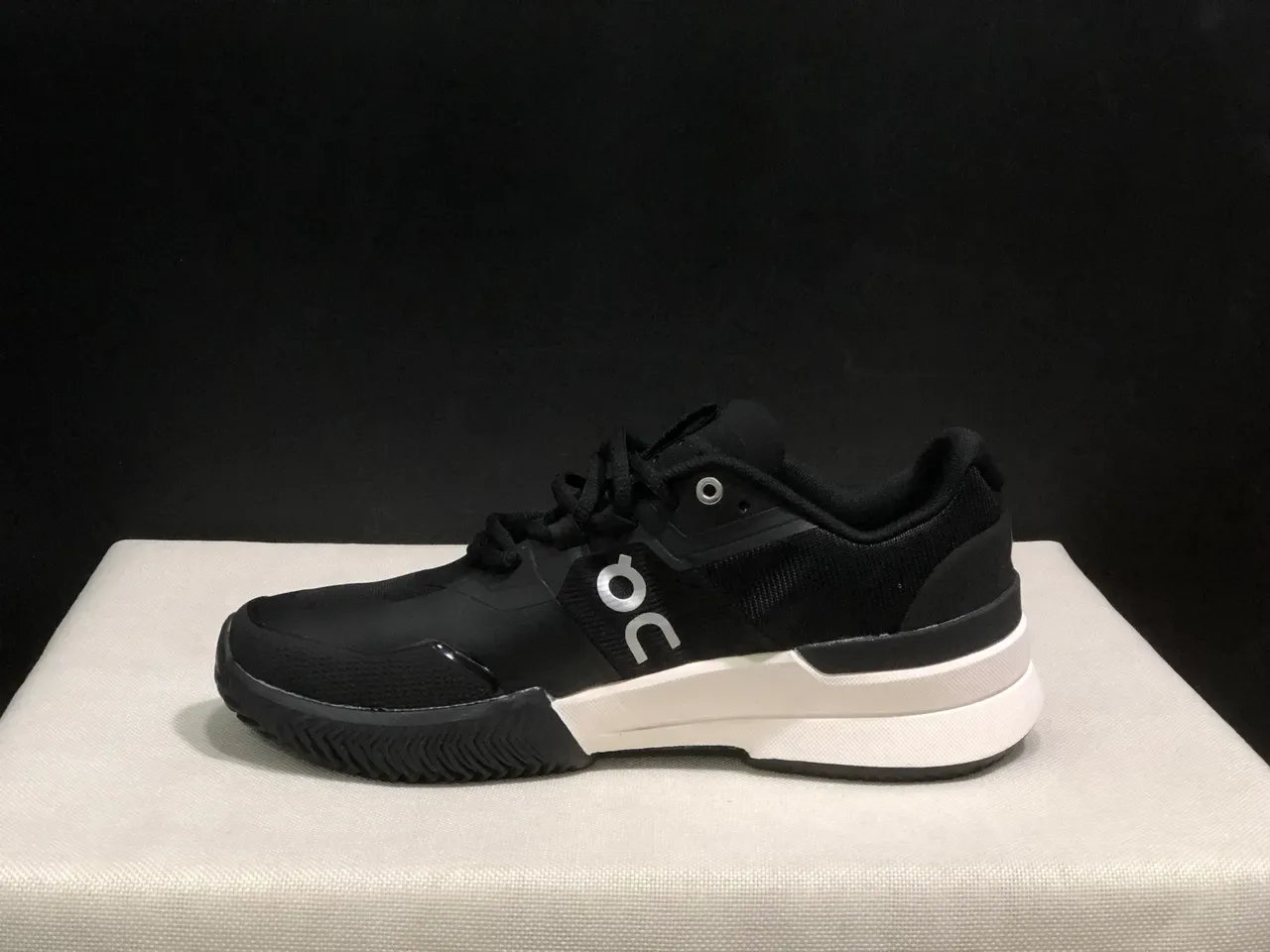 On THE ROGER Pro2 tênis lifestyle preto branco 7
