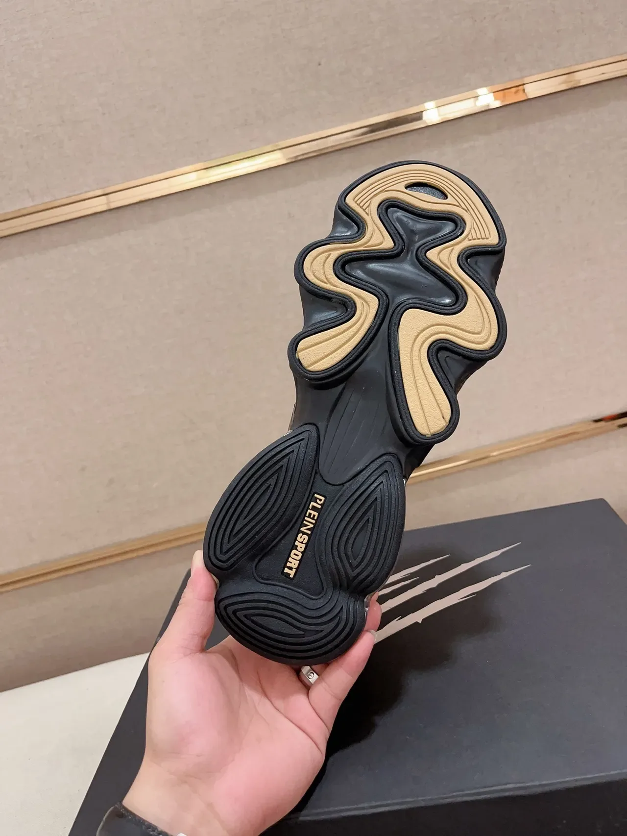 Philipp Plein أسود ذهبي Knit Sock-Fit Upper وسادة مطاطية منحوتة حذاء رياضي سميك 2