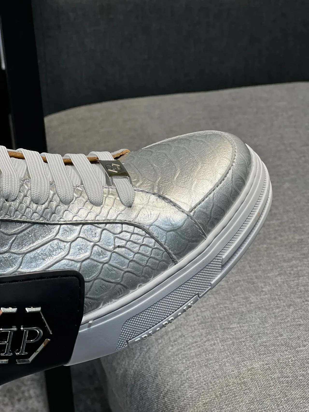 Philipp Plein উচ্চ টপ ধাতব রূপালী ক্রক-এমবসড লাইফস্টাইল স্নিকার 3