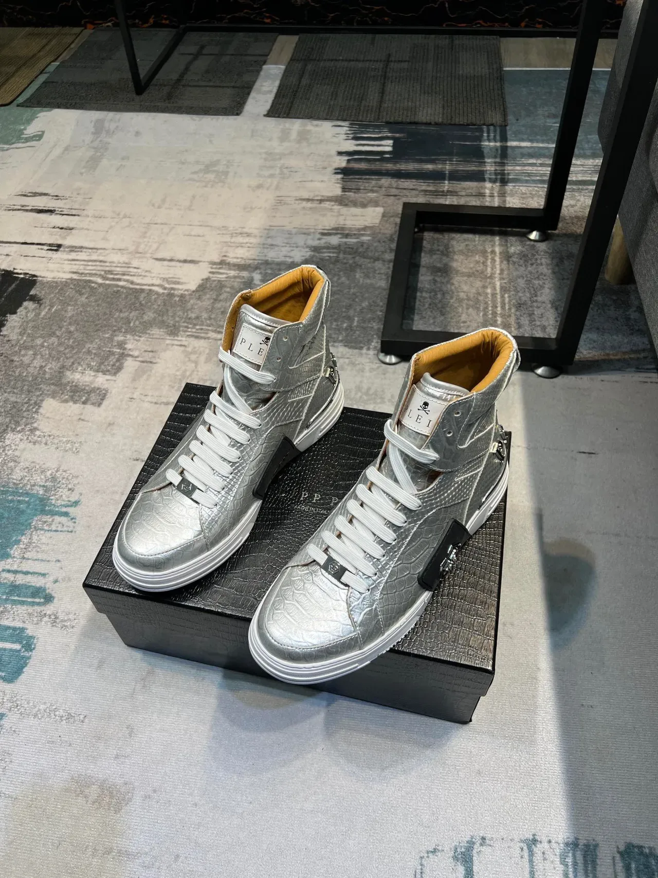 Philipp Plein উচ্চ টপ ধাতব রূপালী ক্রক-এমবসড লাইফস্টাইল স্নিকার 4