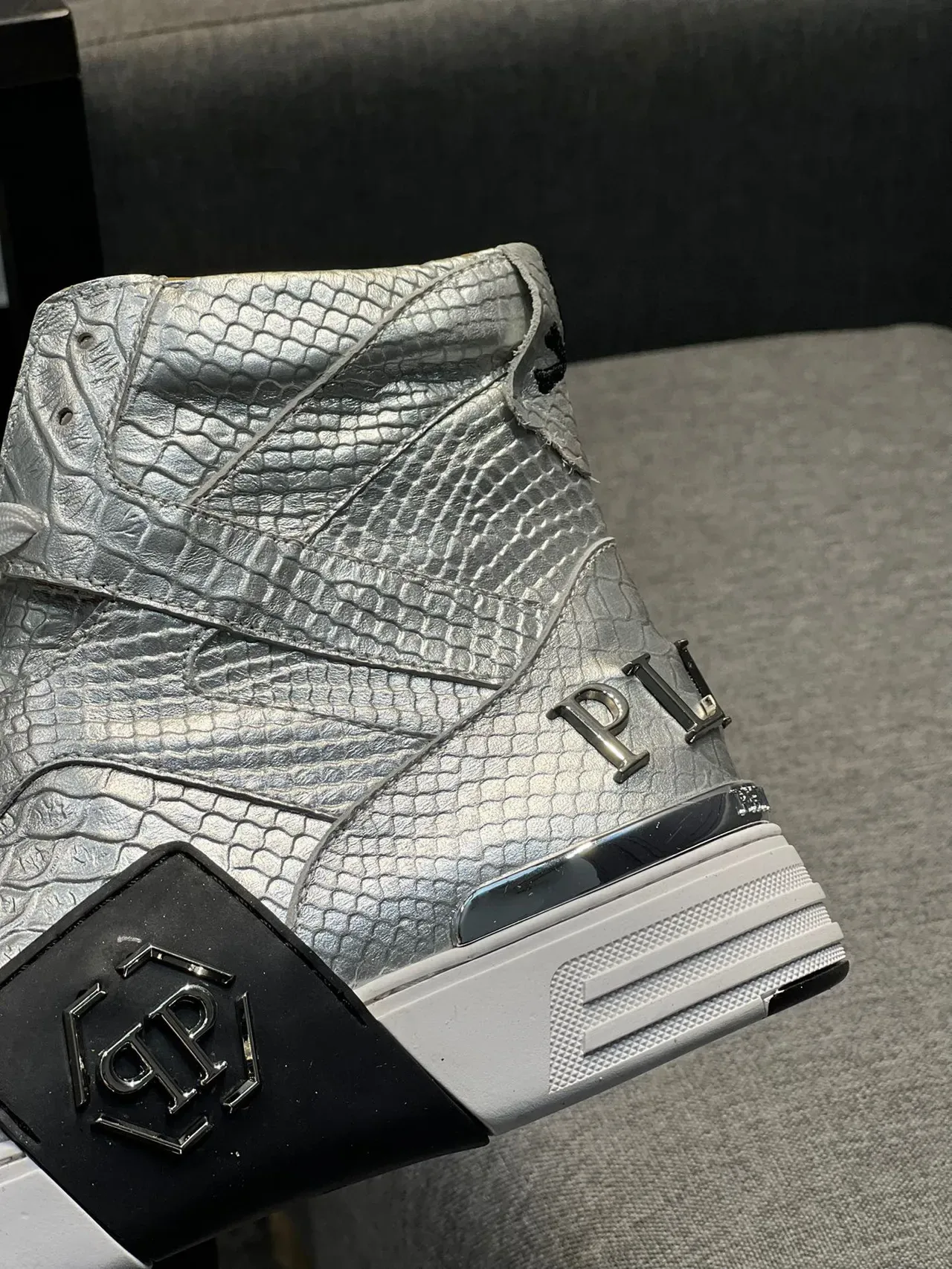 Philipp Plein উচ্চ টপ ধাতব রূপালী ক্রক-এমবসড লাইফস্টাইল স্নিকার 9