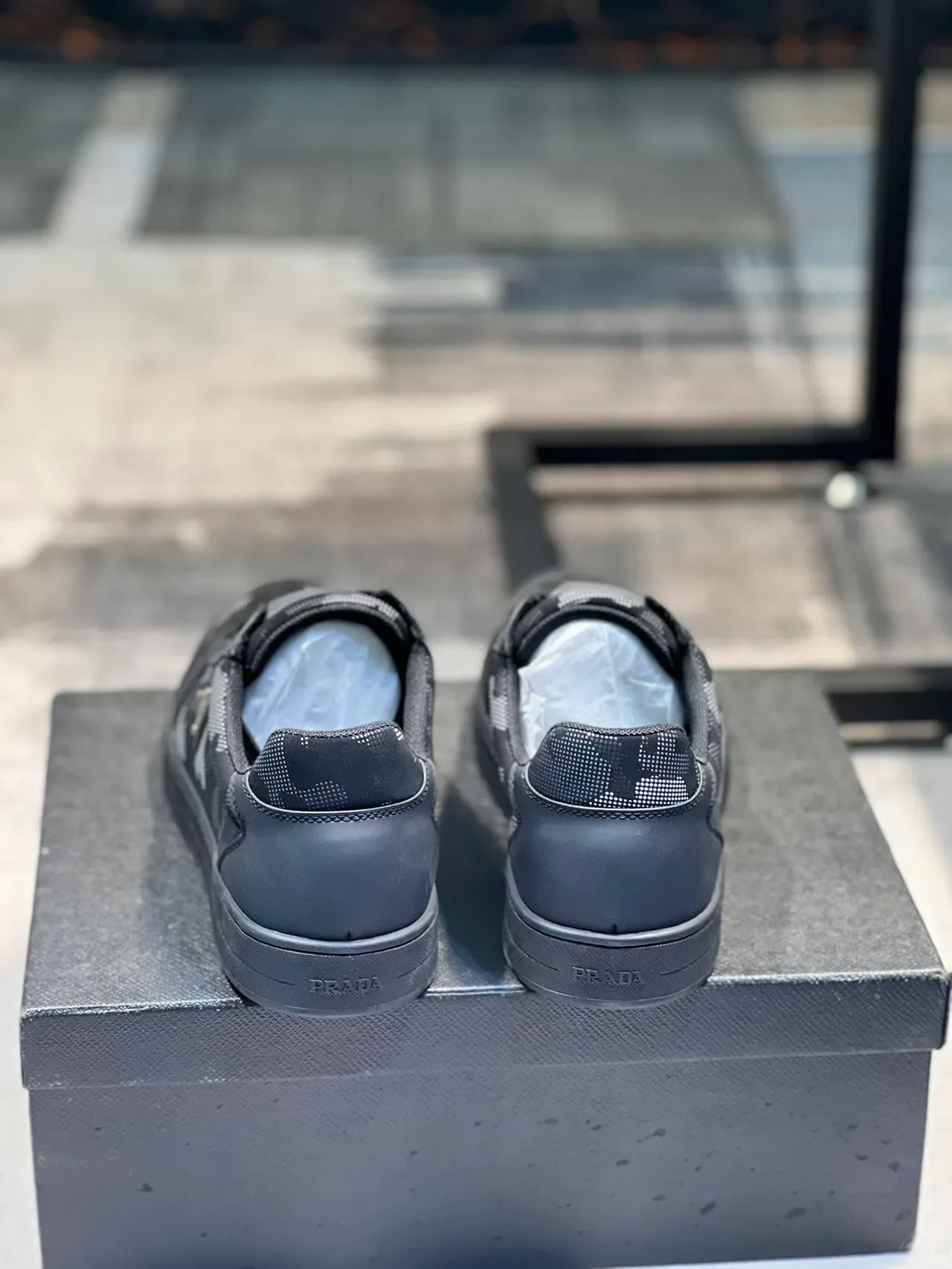 Prada Sneakers Lifestyle Negro Gris Camuflaje Digital Textil Superposiciones Cuero 2