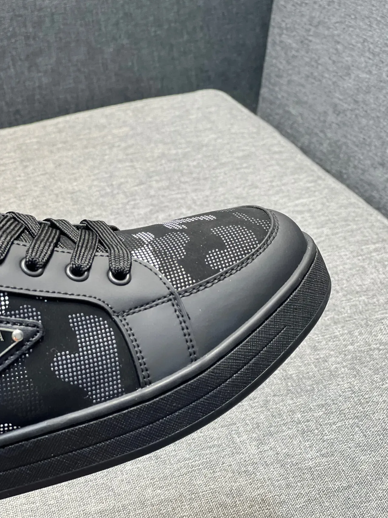Prada Sneakers Lifestyle Negro Gris Camuflaje Digital Textil Superposiciones Cuero 3
