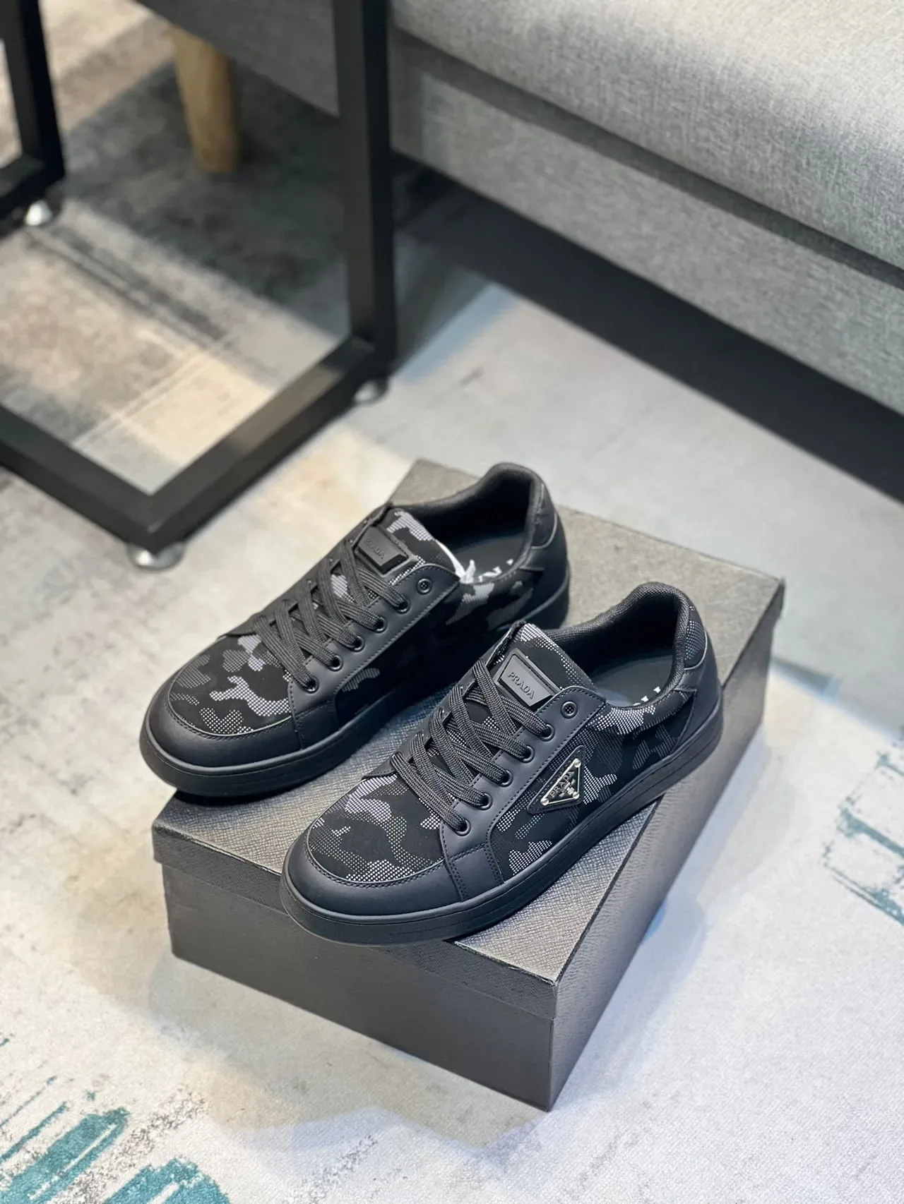 Prada Sneakers Lifestyle Negro Gris Camuflaje Digital Textil Superposiciones Cuero 8