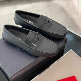 Prada काला चमड़ी पेनी लूफर स्ट्रैप लूफर