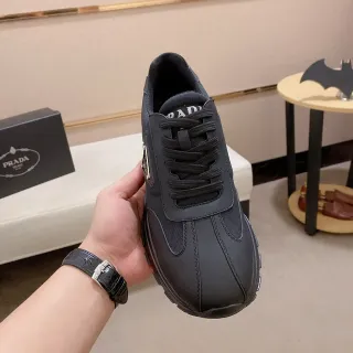 Prada 黑色单色混合材质鞋面生活方式运动鞋