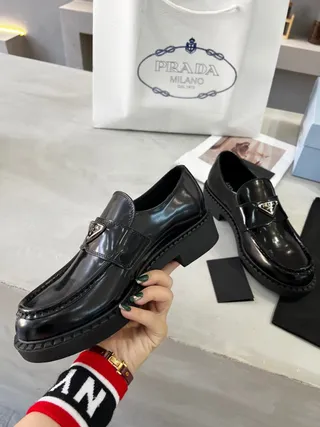 Prada काला पेटेंट लेदर चंकी प्लेटफॉर्म सोल लोफर 4
