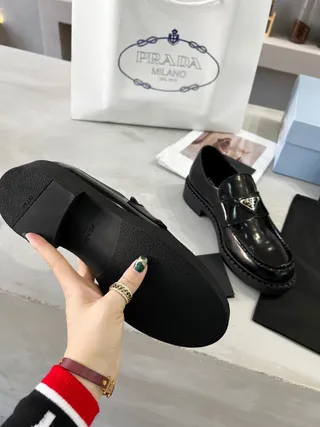 Prada काला पेटेंट लेदर चंकी प्लेटफॉर्म सोल लोफर 5