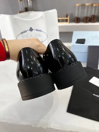 Prada काला पेटेंट लेदर चंकी प्लेटफॉर्म सोल लोफर 6