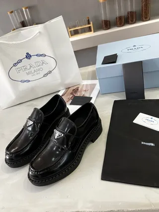 Prada काला पेटेंट लेदर चंकी प्लेटफॉर्म सोल लोफर 7