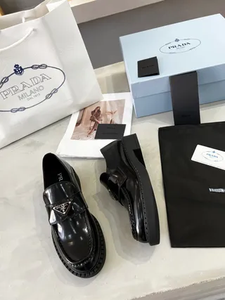 Prada काला पेटेंट लेदर चंकी प्लेटफॉर्म सोल लोफर 8