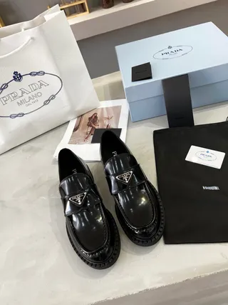 Prada काला पेटेंट लेदर चंकी प्लेटफॉर्म सोल लोफर 9