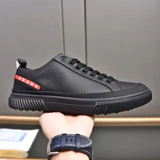 Prada 黑色红色 粒面皮革鞋面 低帮系带生活方式运动鞋