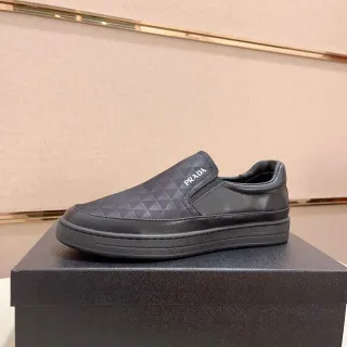 Prada काला स्लिप-ऑन टेक्स्चर्ड ज्योमेट्रिक अपर लोफर