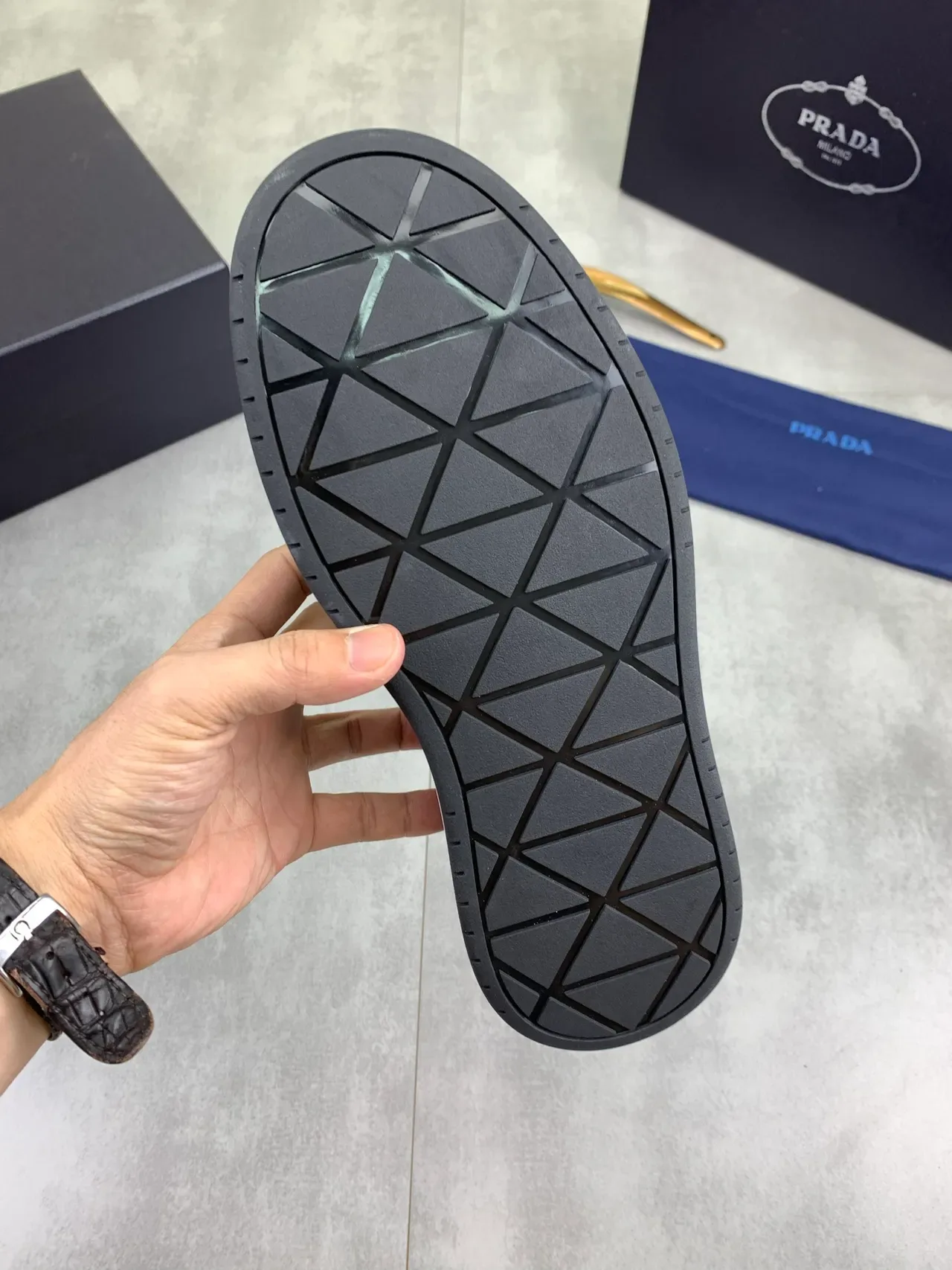 Prada Daim Et Cuir Noir Blanc Avec Panneaux Logo Brodé En Or Lifestyle Sneakers 3