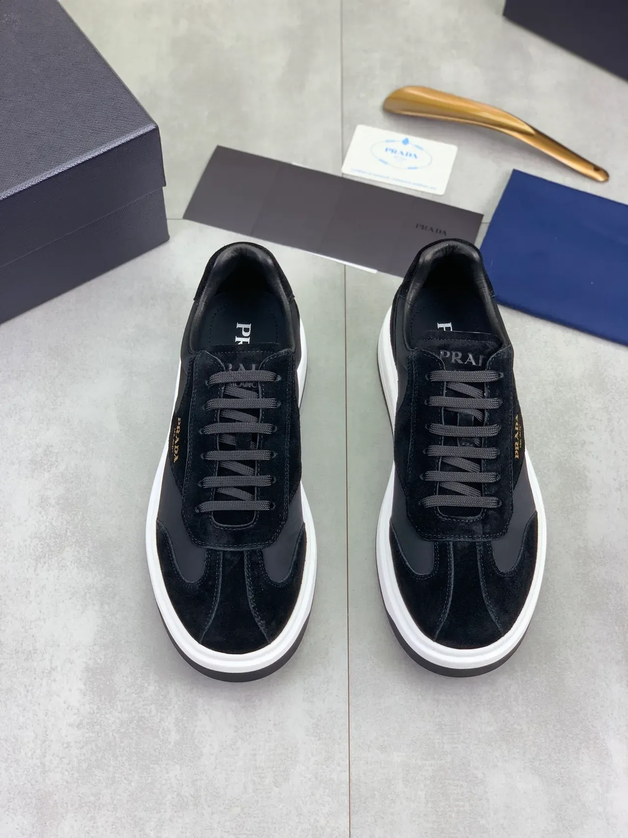 Prada Daim Et Cuir Noir Blanc Avec Panneaux Logo Brodé En Or Lifestyle Sneakers 4
