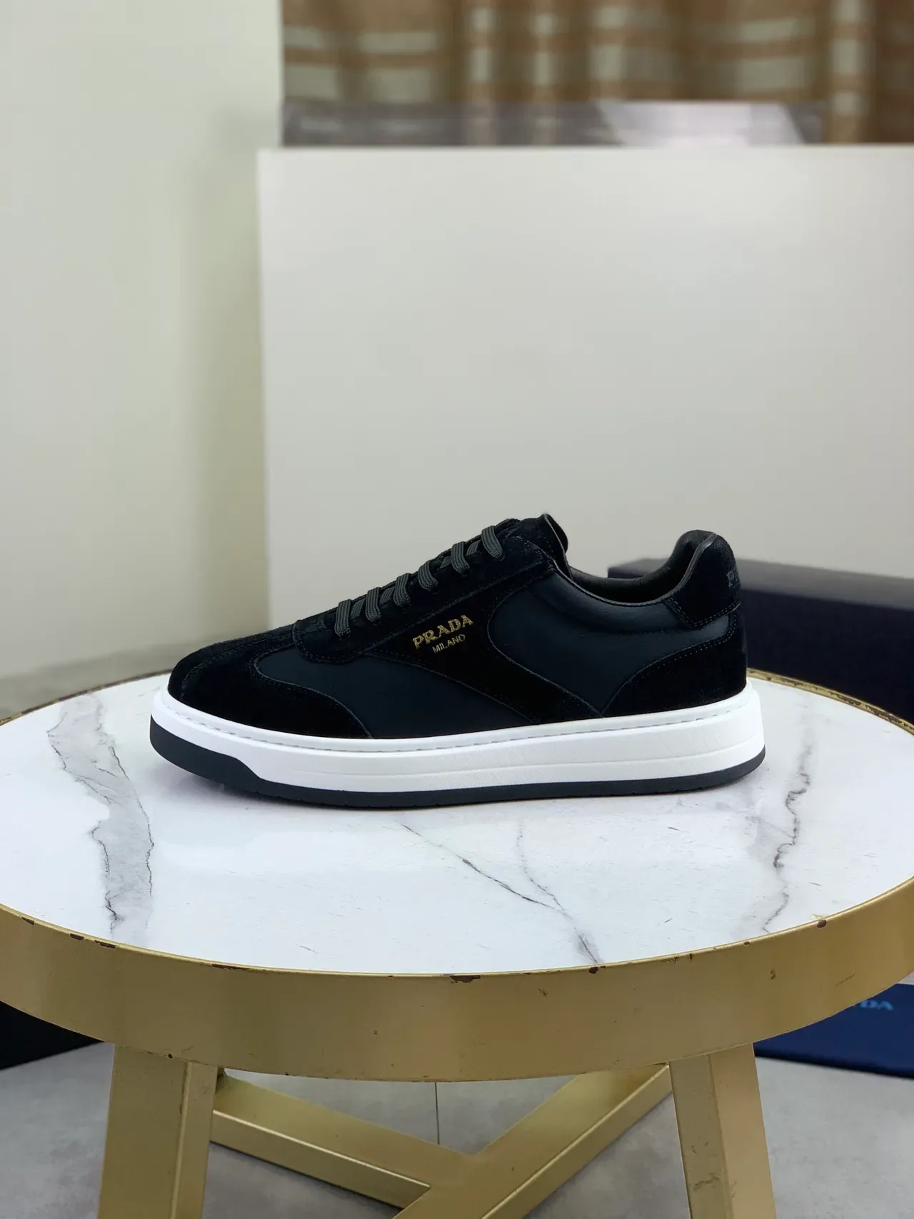 Prada Daim Et Cuir Noir Blanc Avec Panneaux Logo Brodé En Or Lifestyle Sneakers 5