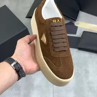 Prada বাদামি বেজ স্যুয়েড উপর প্ল্যাটফর্ম সোল লাইফস্টাইল স্নিকার্স