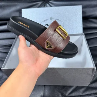 Prada Zapatilla de Cuero Marrón con Correa de Hebilla